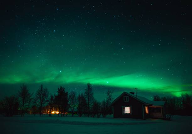 aurores boréales (aurores boréales) au chalet dans le village de laponie. finlande - aurora borealis aurora polaris lapland finland photos et images de collection