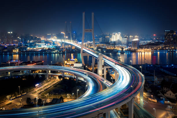 vista aérea del puente de shangai de noche - shanghai car speed driving fotografías e imágenes de stock