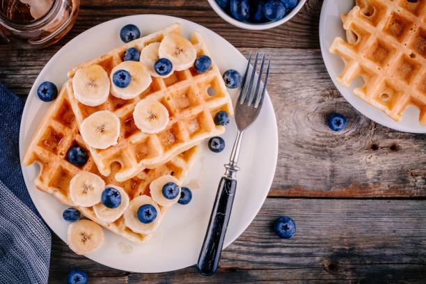 아침에 바나나 블루베리와 신선한 수 제 벨기에 와플 - pancake ready to eat equipment fruit 뉴스 사진 이미지