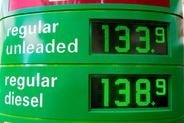 ガソリン価格とガソリン、燃料ポンプのクローズ アップ ビューを表示します。 - gasoline gas station labeling fuel and power generation ストックフォトと画像