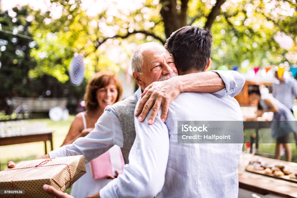 Celebración familiar o una fiesta en el jardín exterior en el patio trasero. - Foto de stock de Padre libre de derechos