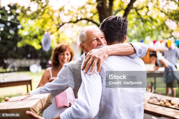 Celebración Familiar O Una Fiesta En El Jardín Exterior En El Patio Trasero Foto de stock y más banco de imágenes de Padre