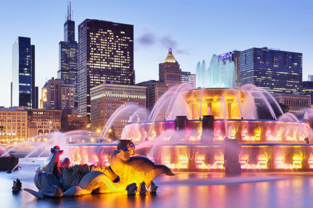 buckingham fountain + skyline at night - chicago - chicago fountain skyline night imagens e fotografias de stock