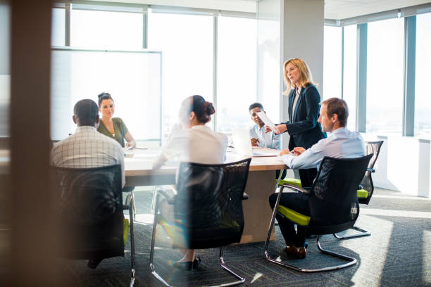 colegas de trabalho multi-étnica discutindo no escritório - boardroom chairs - fotografias e filmes do acervo