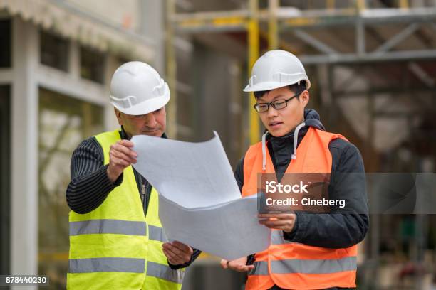 Photo libre de droit de Asiatiques Jeunes Apprentis Au Travail Sur Le Chantier De Construction Avec Lingénieur Principal À Lextérieur banque d'images et plus d'images libres de droit de Apprenti