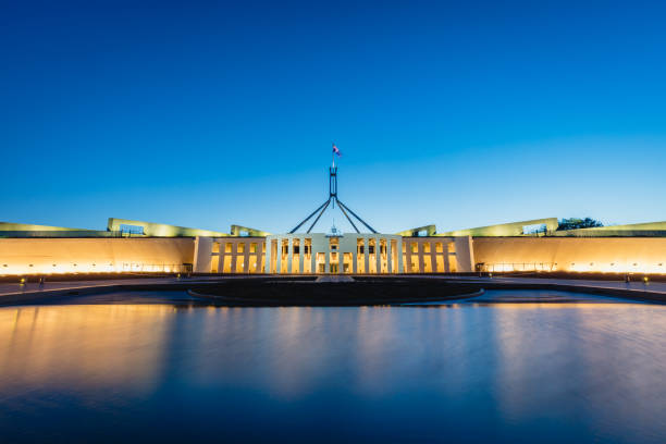 australische parlament house canberra in der nacht - parlamentsgebäude regierungsgebäude stock-fotos und bilder