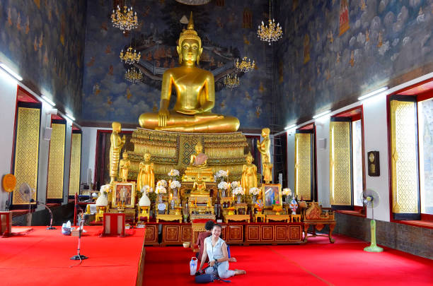 o loha prasat no wat ratchanatdaram em bangkok - iron asian culture buddhism buddha - fotografias e filmes do acervo