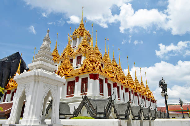 o loha prasat no wat ratchanatdaram em bangkok - iron asian culture buddhism buddha - fotografias e filmes do acervo