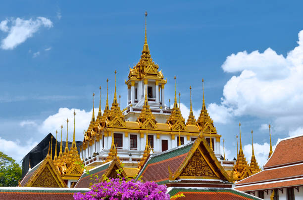 o loha prasat no wat ratchanatdaram em bangkok - iron asian culture buddhism buddha - fotografias e filmes do acervo