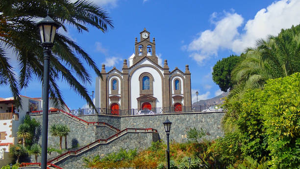 iglesia con torre reloj y campanas en gran canaria - isla bartolomé fotografías e imágenes de stock