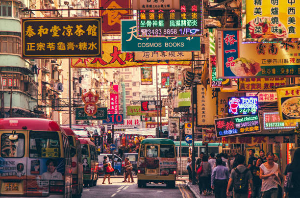 hong kong street scene, bezirk mongkok mit bussen - markthändler fotos stock-fotos und bilder