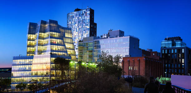 duża panoramika nowoczesnych budynków wokół parku high line w nocy - chelsea new york zdjęcia i obrazy z banku zdjęć