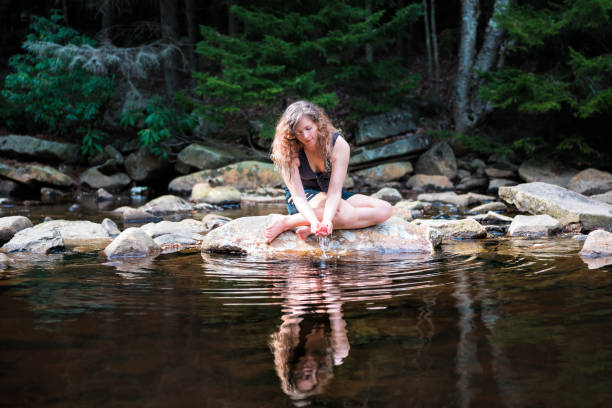 junge frau naturgenuß auf friedliche, ruhige red creek river in dolly grassoden, west virginia an sonnigen tag mit dip-reflexion hände mit wasser trinken, frische, spritzen - nature zen like stream water stock-fotos und bilder