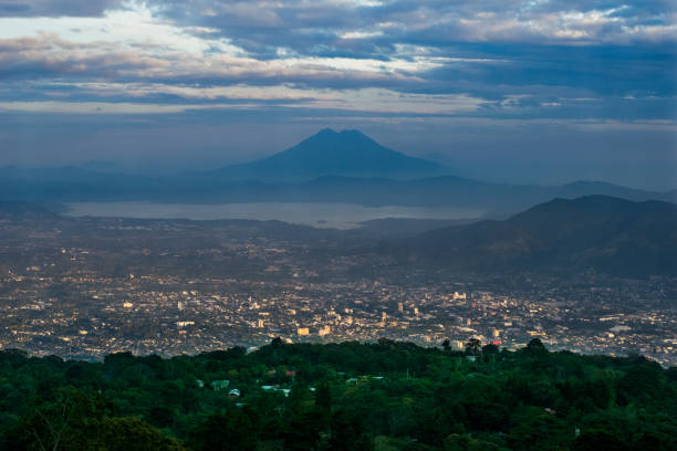 la ciudad de san salvador - san salvador fotografías e imágenes de stock