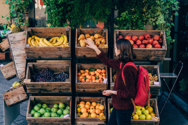 mujer elegir frutas frescas en la calle de florencia - puesto de mercado fotografías e imágenes de stock