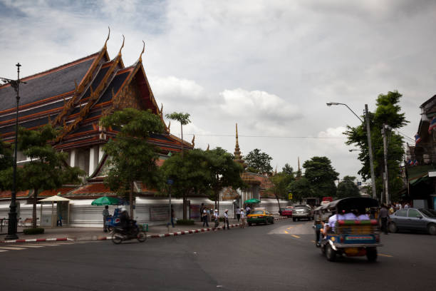 бангкок-стрит - bangkok thailand rickshaw grand palace стоковые фото и изображения
