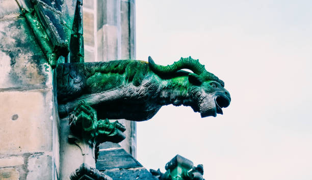 체코 건축, 무서운 염소 석상 조각, 고딕 양식의 사원 장식. - cathedral close up gargoyle prague 뉴스 사진 이미지