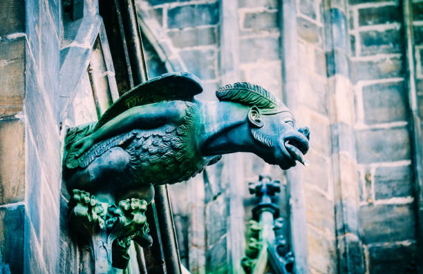 체코 건축, 무서운 석상 조각, 고딕 양식의 사원 장식. - cathedral close up gargoyle prague 뉴스 사진 이미지