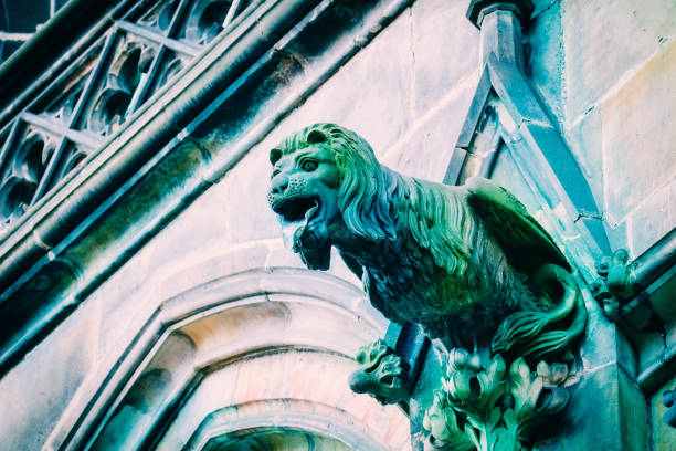 체코 건축, 무서운 사자 석상 조각, 고딕 양식의 사원 장식. - cathedral close up gargoyle prague 뉴스 사진 이미지