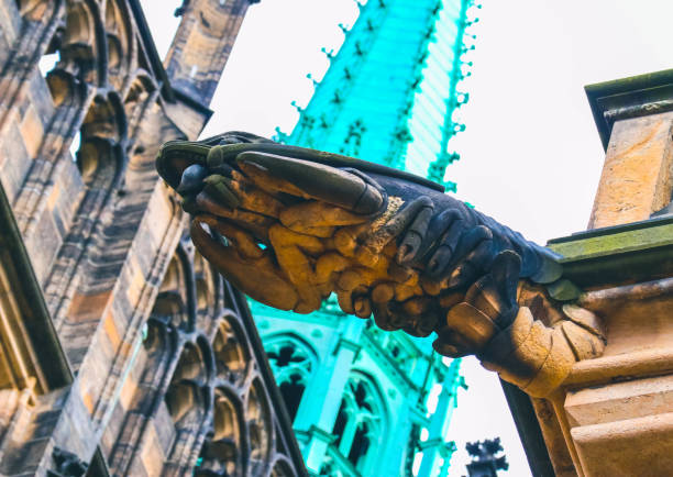 체코 건축, 무서운 석상 조각, 고딕 양식의 사원 장식. - cathedral close up gargoyle prague 뉴스 사진 이미지