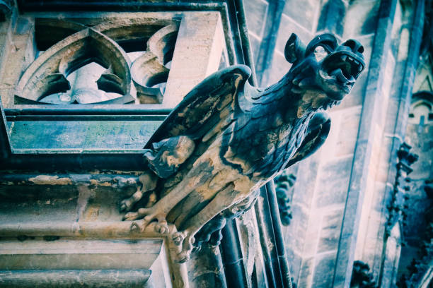 체코 건축, 무서운 석상 조각, 고딕 양식의 사원 장식. - cathedral close up gargoyle prague 뉴스 사진 이미지