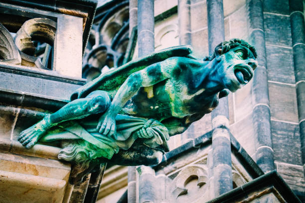 체코 건축, 무서운 석상 조각, 고딕 양식의 사원 장식. - cathedral close up gargoyle prague 뉴스 사진 이미지