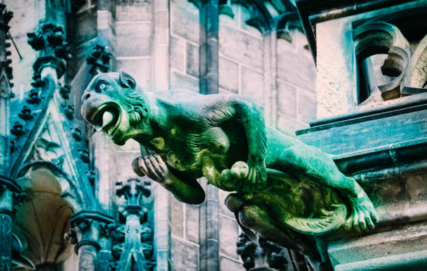 체코 건축, 무서운 석상 조각, 고딕 양식의 사원 장식. - cathedral close up gargoyle prague 뉴스 사진 이미지