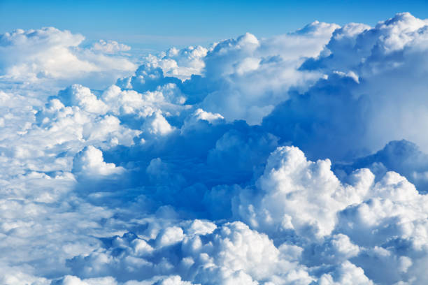 vista aérea de las nubes - cloud cloudscape fluffy white fotografías e imágenes de stock