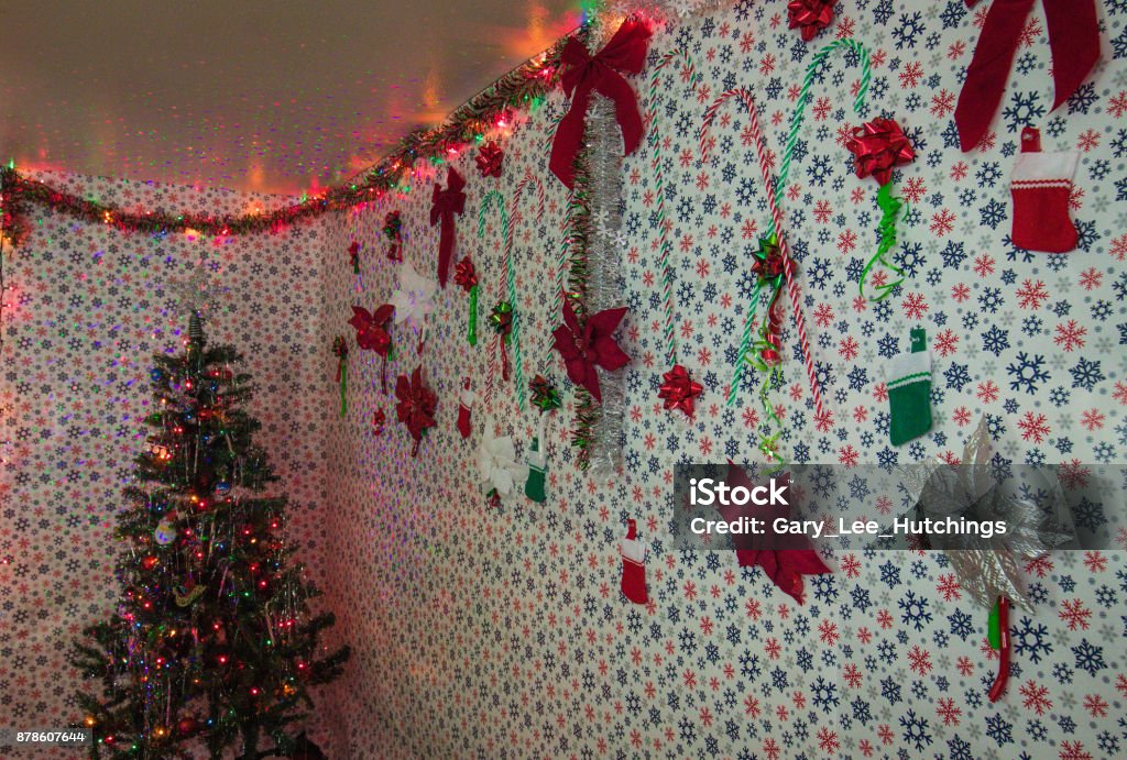 herida estornudar Escarpado Decoraciones De Murales De Navidad Con Árbol Foto de stock y más banco de  imágenes de Dar - Dar, Decoración navideña, EE.UU. - iStock