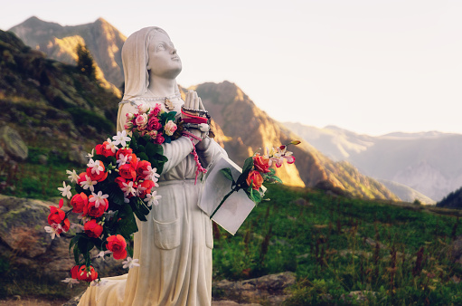 Lámparas escultura de Virgen María en las montañas, Piamonte, Italia photo