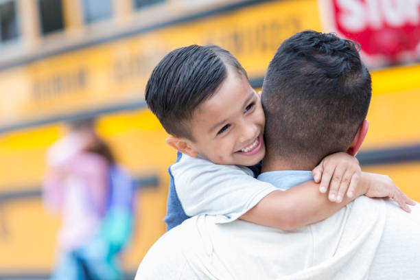 귀여운 소년 스쿨 버스를 벗어 났 후 그의 아버지를 안 아 - back to school child first day of school school bus 뉴스 사진 이미지