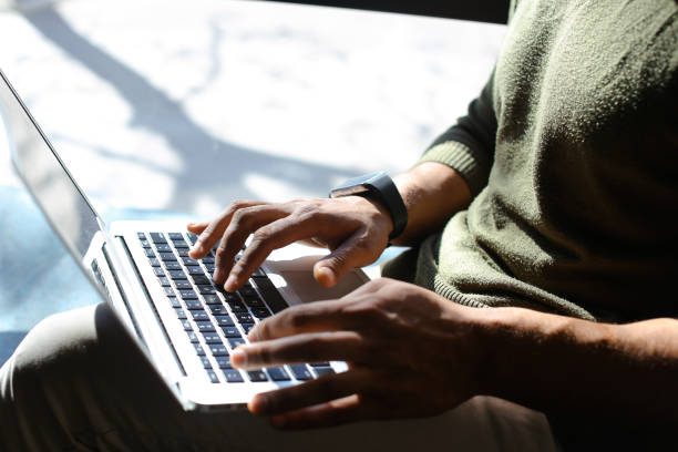 istock Journalist white new article for online magazine 878636562