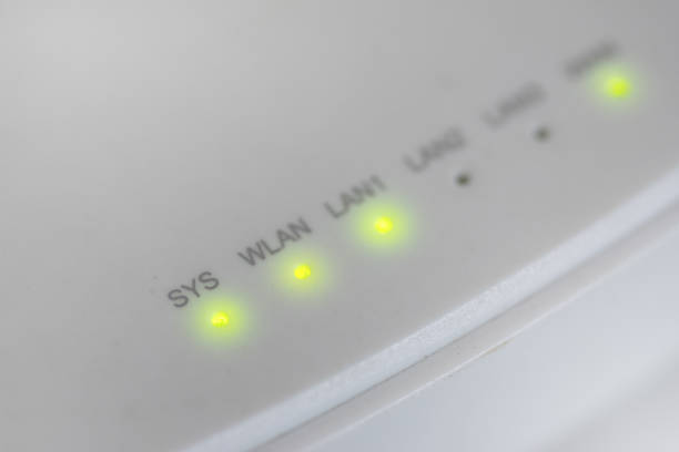 모뎀 라우터 서버 led 조명, 근접 촬영, 녹색 빛, 화이트 색상 - cable network server network connection plug green 뉴스 사진 이미지