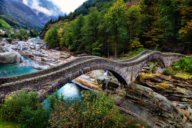 caminhadas na ponte roman famoso chamado ponte dei salti no vale verzasca, lavertezzo, cantão de ticino, suíça - cantão de ticino - fotografias e filmes do acervo