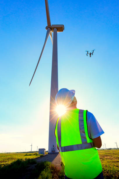 drohnen-pilot uav bei wind-turbine-inspektion in betrieb - windenergie fotos stock-fotos und bilder