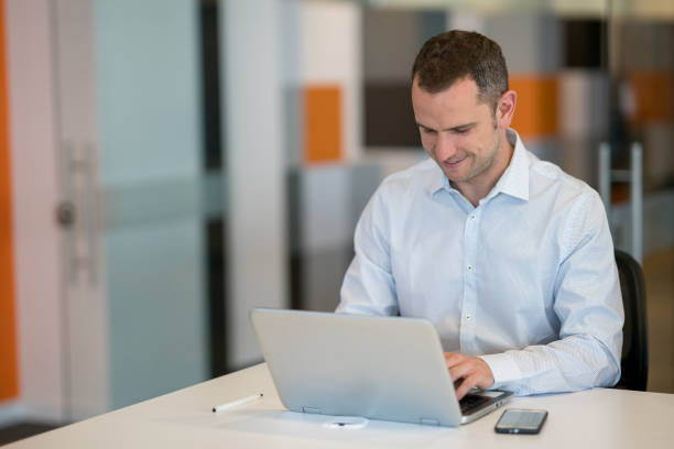 istock Business man working online at the office 878674912