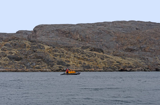 explorers cruising the arctic in a raft - baffin island imagens e fotografias de stock