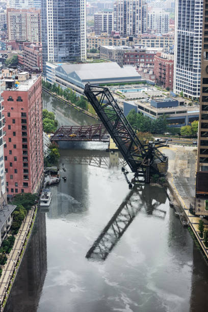 levantado kinzie street puente de ferrocarril sobre el río chicago - kinzie street railroad bridge fotografías e imágenes de stock