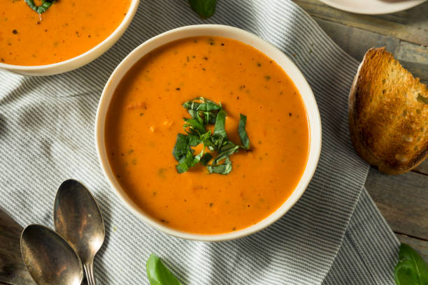 zuppa bisque al basilico di pomodoro fatta in casa - zuppa di pomodoro foto e immagini stock