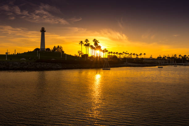 regenbogen-leuchtturm bei sonnenuntergang in long beach, kalifornien - long beach california lighthouse los angeles county stock-fotos und bilder