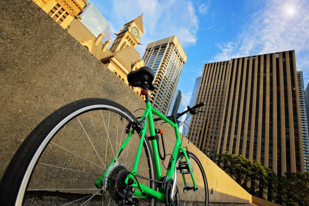 tours en bicicleta toronto - downtown core fotografías e imágenes de stock