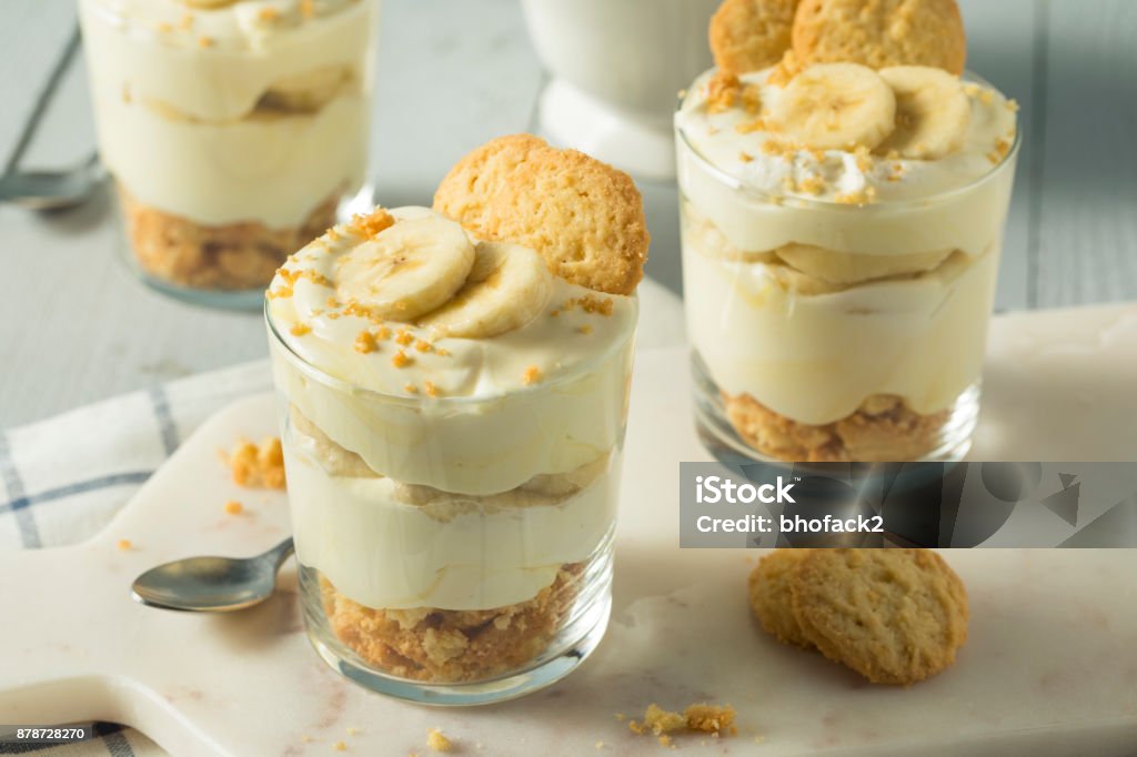 Budino di banana dolce fatto in casa - Foto stock royalty-free di Banana - Frutto tropicale