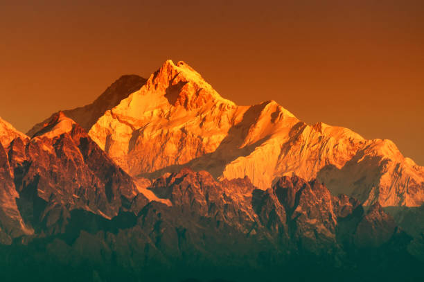 prima luce sul monte kanchenjugha, catena montuosa himalayana - european alps mountain mountain peak rock foto e immagini stock