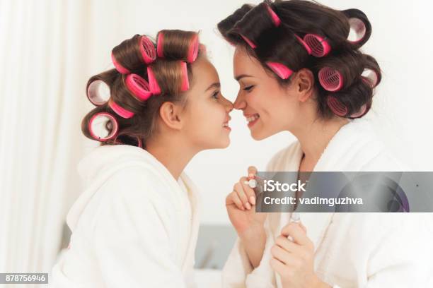 Mamá Enseña A Una Niña Para Hacer Maquillaje Foto de stock y más banco de imágenes de Madre - Madre, Hija, Maquillaje