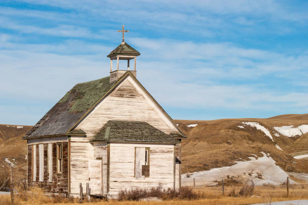 une vieille église abandonnée pays à dorothy, alberta, canada. - dorothy photos et images de collection