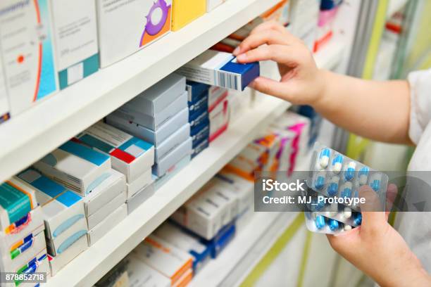 Apotheker Die Abhaltung Von Medizinbox Und Kapsel Pack Stockfoto und mehr Bilder von Medikament