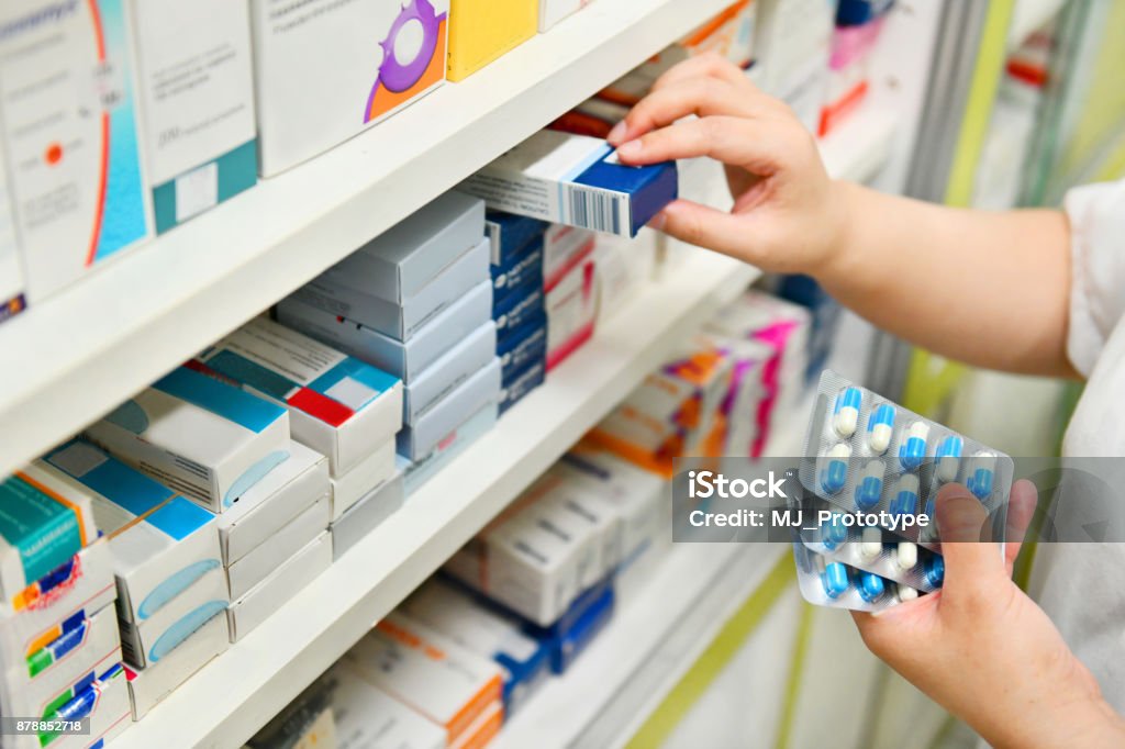 Farmacêutico, segurando a caixa da medicina e da cápsula pack - Foto de stock de Remédio royalty-free