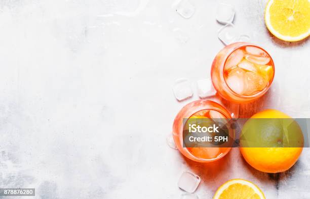 Photo libre de droit de Italienne Cocktail Orange Avec Apéritif Amer Glace Vin Mousseux Et Orange banque d'images et plus d'images libres de droit de Table