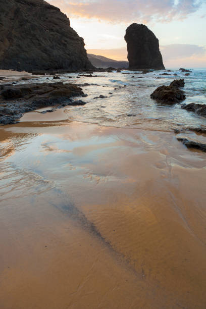 roque del moro - punto di riferimento geologico di fuerteventura - light sea low tide fuerteventura foto e immagini stock