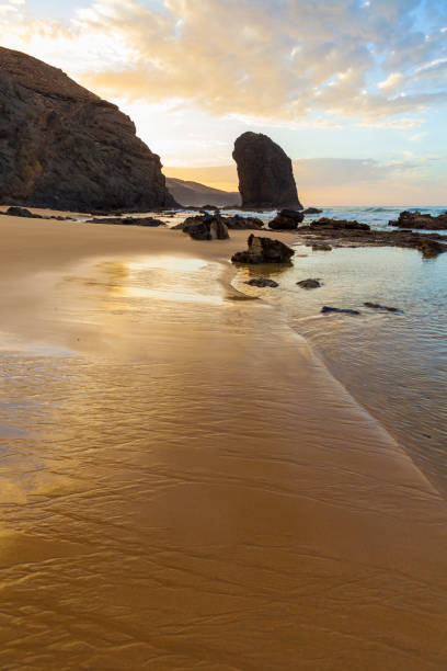 roque del moro - punto di riferimento geologico di fuerteventura - light sea low tide fuerteventura foto e immagini stock